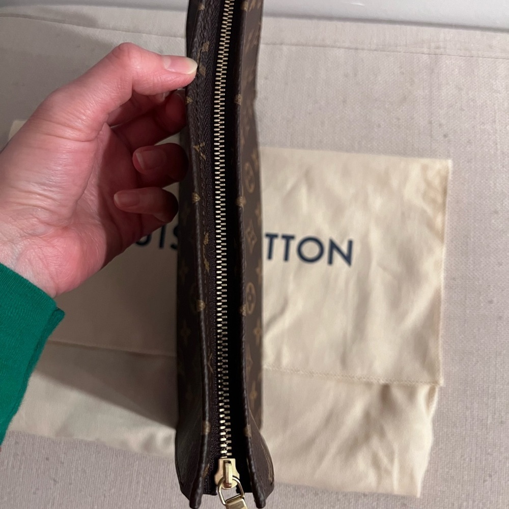 Brand new Authentic Louis Vuitton toiletry pouch 26 - Picture 3 of 8